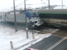 Dwa pociągi uderzyły w osobówkę. Jest nagranie!