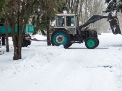 Kierowcy widząc tak jadący traktor powinni uciekać. Zagrożenie jest potężne