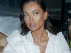 Zestawiła mini i gorset. Ogniste połączenie to strzał w dziesiątkę