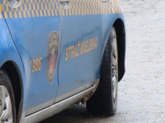 Nowa Huta: kierowca trafił do szpitala, senior został w aucie i potrzebował pomocy