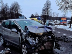 Dramatyczny wypadek na drodze krajowej. Trasa zablokowana w obu kierunkach. Są ranni