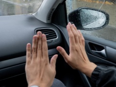 Mechanik liczy na twoje zapominalstwo. Chodzi o ten przycisk