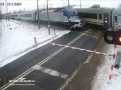 Ford utknął na torach. W auto uderzyły dwa pociągi. Nagranie z momentu zdarzenia