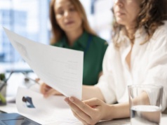 „PB”: PKB pędzi, ale firmy nie rekrutują pracowników