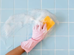 Grzyb na fugach zimą jest większy? Ten prosty sposób działa bez szorowania