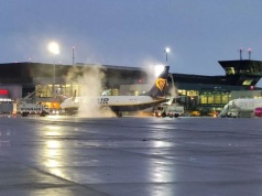 Nerwowe chwile na lotnisku w Balicach. Pasażerki wyprowadzono z samolotów