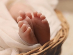 Obliczyliśmy, ile pieniędzy przysługuje matce po narodzinach dziecka. Kwota powala