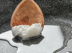 Płuczę tym usta codziennie. Zęby wyglądają na jaśniejsze bez wybielania