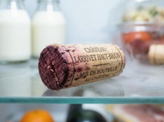 Mało kto to robi, a szkoda. Zwykły korek w lodówce w kilka godzin rozwiązuje powszechny problem