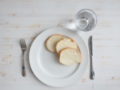 Tylko chleb i woda? Post ścisły jest obowiązkowy, ale nie dla wszystkich. Na czym polega i kto nie musi go przestrzegać?