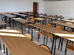 Uczniów i nauczycieli nie ma, ale dyrektorka wciąż pracuje. "Ktoś musi doglądać szkoły"