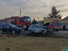 Groźny poranny wypadek na skrzyżowaniu Kłocko–Jeziory pod Sieradz. Trzy osoby ranne, jedna przetransportowana śmigłowcem do szpitala