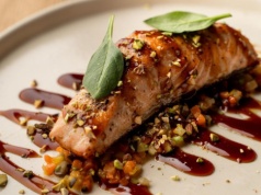 Łosoś z pistacjową nutą. Ten jeden dodatek zmienia wszystko