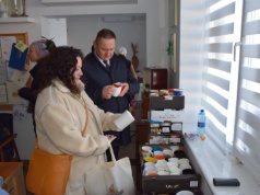 Kubki zalegające w szafkach trafiły do potrzebujących