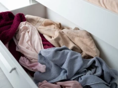 Masz to w szafie? W marcu lepiej się tego pozbyć – zbiera kurz i roztocza