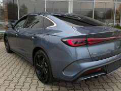 Za 126 900 zł dealer wyda kluczyki do sedana dłuższego niż Skoda Octavia. Ma 183 KM i zasięg do 1505 km