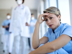 Luki w kadrach medycznych – dlaczego darmowe szkoły policealne są odpowiedzią na stabilność systemu ochrony zdrowia?