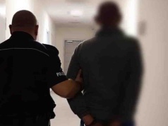 Jarocin. Przyszedł w odwiedzin do dziecka i pobił je. Syn uderzony pięścią wpadł na ścianę