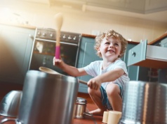 Teściowa kupiła torbę zabawek. "Była oburzona, bo wnuczka wolała patelnię i drewnianą łyżkę"