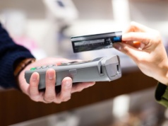 Masz tylko telefon? To wystarczy. Hotele nie będą już kręcić nosem na brak karty