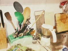 Nie zostawiaj tych rzeczy na blacie kuchennym, jak idziesz spać. Nie powinny tam leżeć