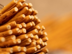 Słone paluszki w laboratorium. Toksyczna przekąska?