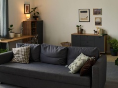 Szarość odchodzi do lamusa. Projektanci wnętrz stawiają na ten kolor