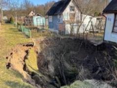 Potężny lej w Trzebini. Ziemia zapadła się na terenie ogródków działkowych