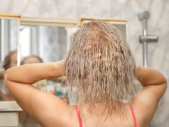 Czy po myciu od razu trzeba suszyć włosy? Tu łatwo o pomyłkę. Efekty? Łupież i swędzenie