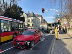 Czołowe zderzenie dwóch samochodów w centrum Bielska-Białej. Duże utrudnienia w ruchu