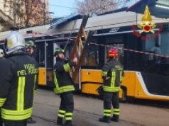 Tramwaj wykoleił się i uderzył w budynek. Jedna osoba nie żyje