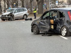Zasłabł za kierownicą wpadł w torowisko i uderzył w Forda. Groźny wypadek na Mokotowie