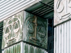 Latarką w półmrok: Prawo we władzy ludu