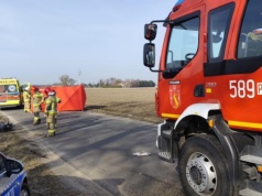 Tragiczny finał zderzenia na skrzyżowaniu w Podkornatach. Nie żyje motorowerzysta