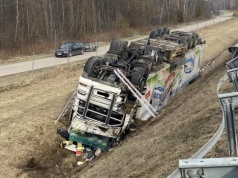 Dachowanie ciężarówki na autostradzie A2