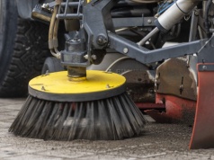 Porządki w Gdyni dopiero w kwietniu. Piasek i błoto zostają, mieszkańcy narzekają