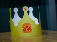 Burger King wprowadza AI do słuchawek pracowników. Ma "uczyć uprzejmości"