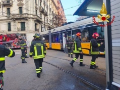 Mediolan. Wykolejony tramwaj uderzył w budynek, są ofiary śmiertelne (wideo)