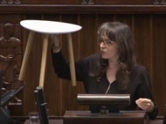 Posłanka KO weszła na mównicę z rekwizytem. Od razu wyjaśniła