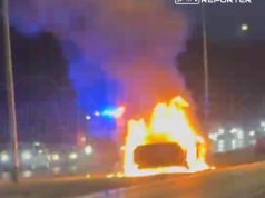 Pożar luksusowej limuzyny BMW na Bielanach. Kierowcy ruszyli z gaśnicami na pomoc