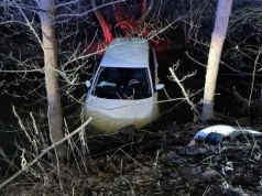 Droga była kręta, a prędkość zbyt duża. Toyota z młodymi osobami wpadła do rzeki