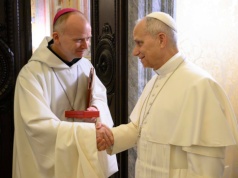 Papież po rekolekcjach: pouczeni mądrością mnichów i św. Bernarda