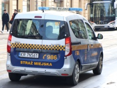 Seniorem w klapkach zajęła się Straż Miejska. Zareagowała pracownica sklepu