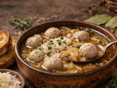 Rozgrzewa i syci. Trydencka zupa cebulowa z aromatycznymi pulpecikami od Jurka Sobieniaka