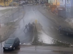 Bójka o dziewczynę w centrum Łomży. Wszystko nagrały kamery