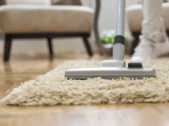 Odkurzasz i kichasz? Ten jeden nawyk rozsiewa alergeny po domu