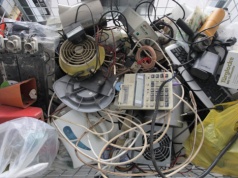 Zgubna wygoda. Gdzie wyrzucić elektrośmieci? Tak Polacy pozbywają się pralek i telewizorów