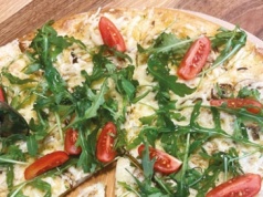 Ewa Wachowicz: Wypiek à la pizza z serkiem wiejskim