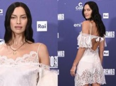 Irina Shayk w białej halce kradnie uwagę na Festiwalu Piosenki Włoskiej w San Remo (ZDJĘCIA)