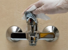 Widzisz biały nalot na baterii? Może skrócić jej żywotność